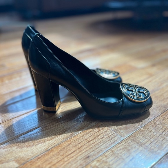 Tory Burch Black Pumps with Gold Logo high heel size 8 - Picture 9 of 10